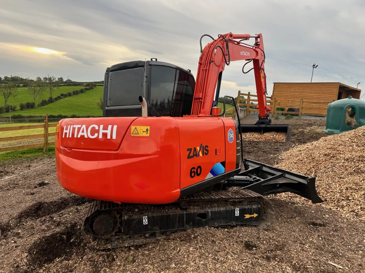 (2013) Hitachi Zaxis 60 C/W Hitch + x2 Buckets - Image 4