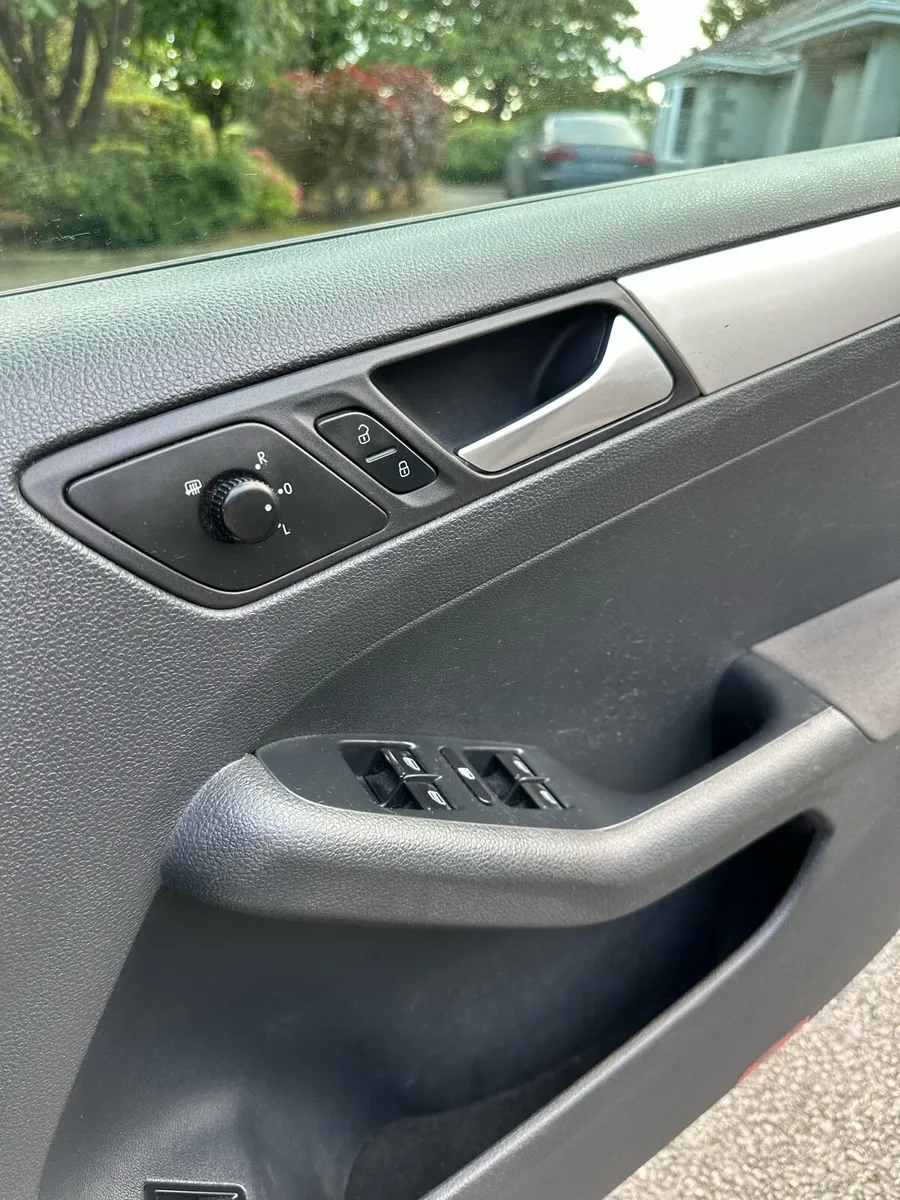 2012 Volkswagen Jetta - 1.6 TDI - Image 4