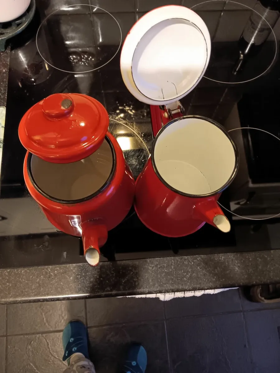 Vintage enamelled tea/ coffee pots - Image 4
