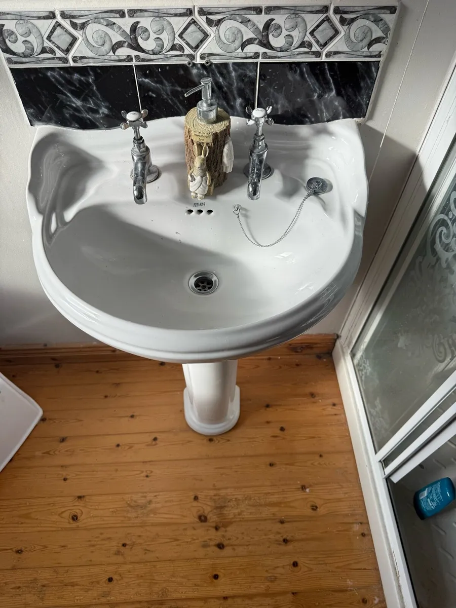 Bathroom suite toilet/sink/bath/shower - Image 4