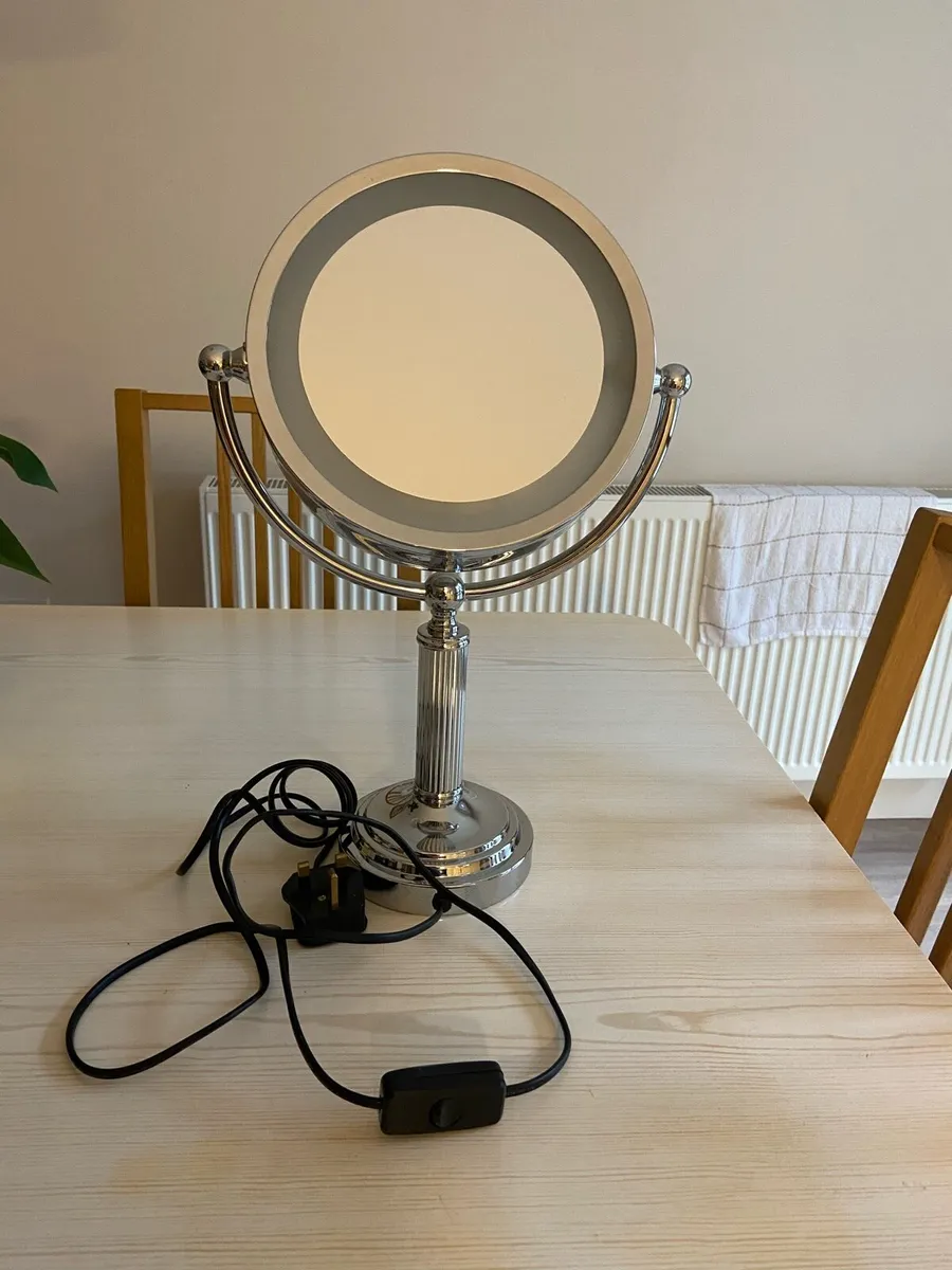 Ligh up makeup mirror - Image 1