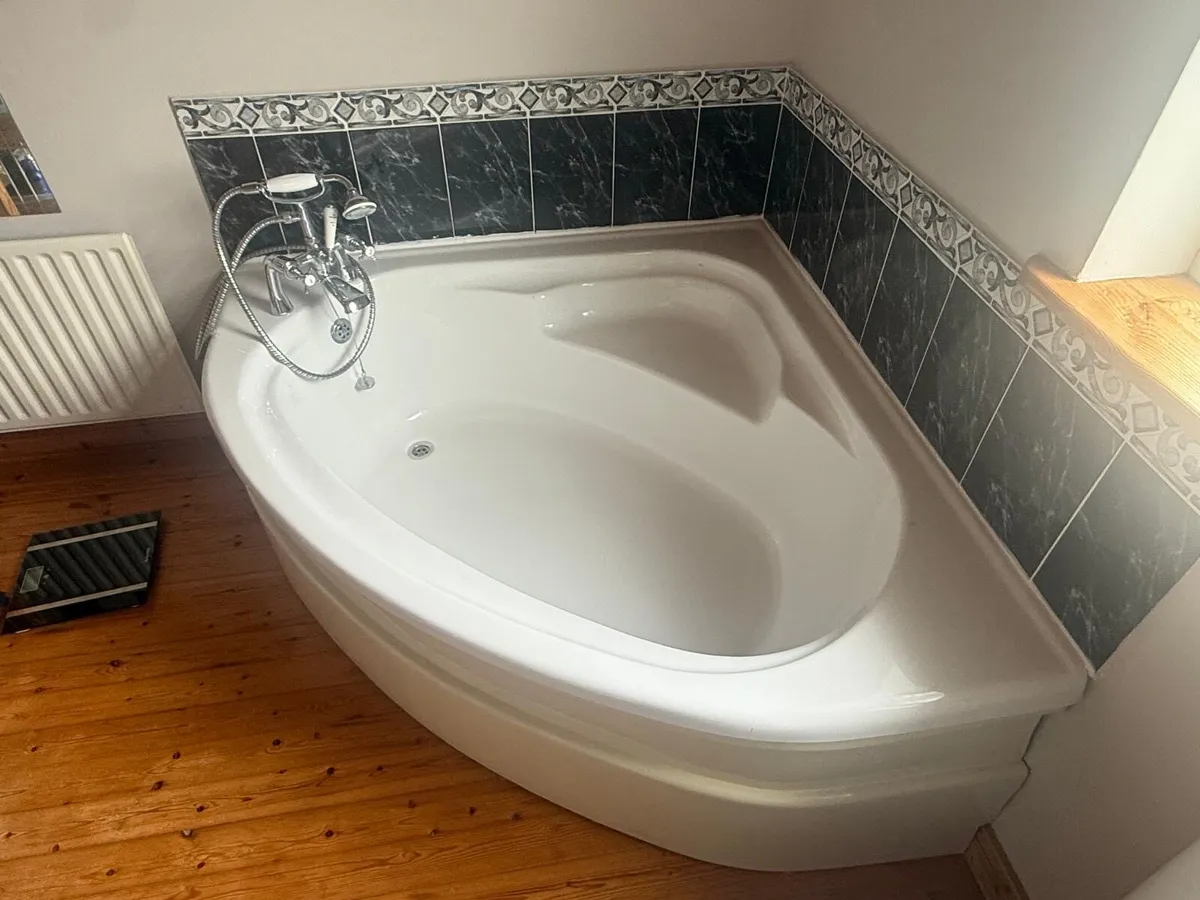 Bathroom suite toilet/sink/bath/shower - Image 2