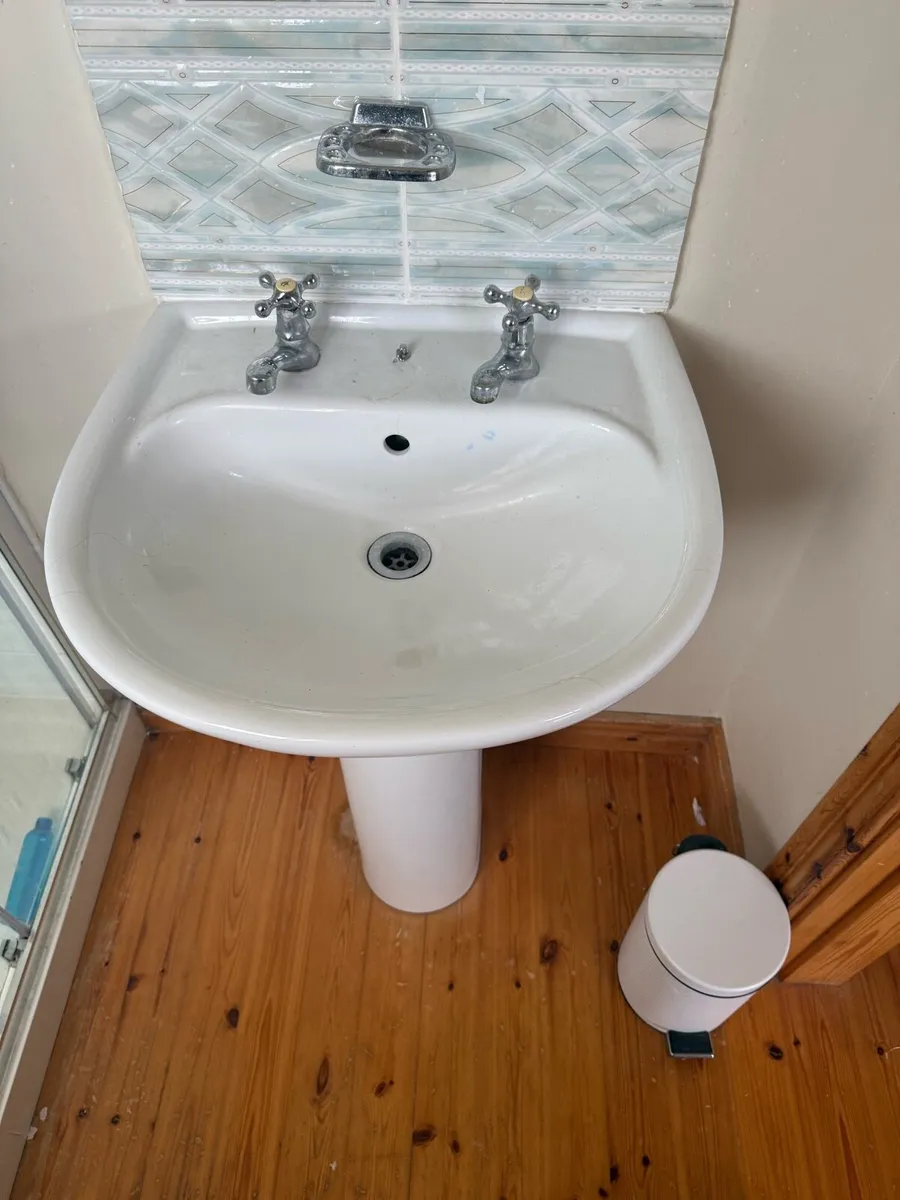 Bathroom suite toilet / sink / shower unit - Image 3