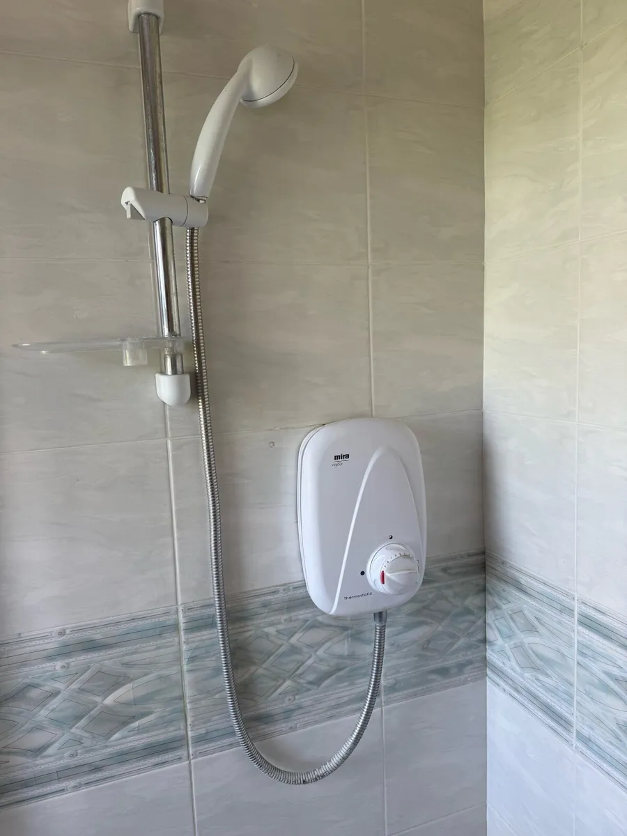 Bathroom suite toilet / sink / shower unit - Image 4