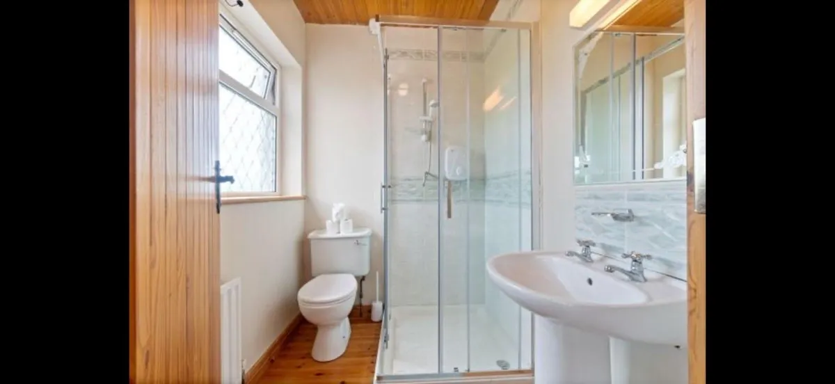 Bathroom suite toilet / sink / shower unit - Image 1