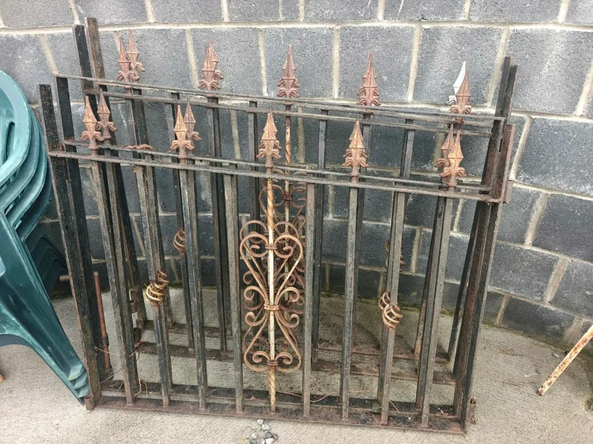 4 Iron gates - Image 1