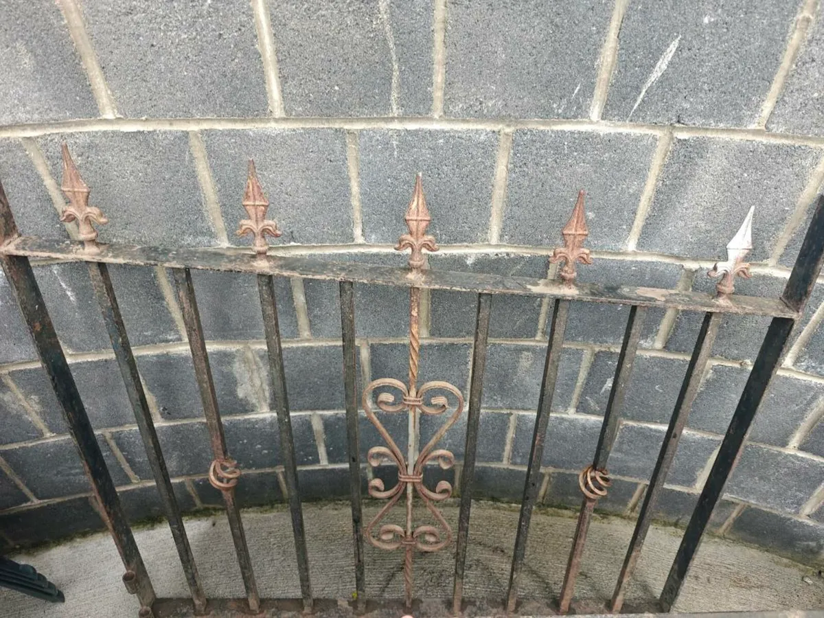 4 Iron gates - Image 3
