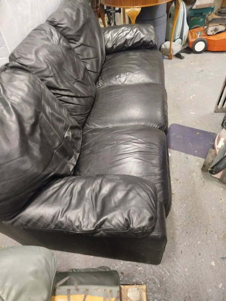 Black leather sofa - Image 2