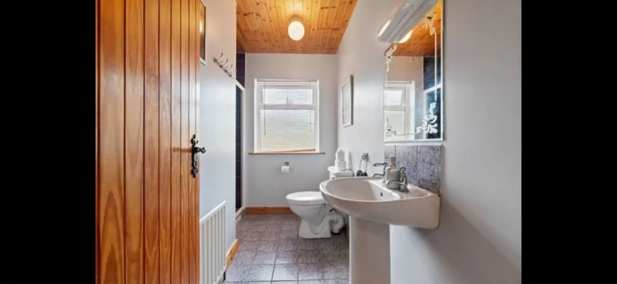 Bathroom suite - Image 1