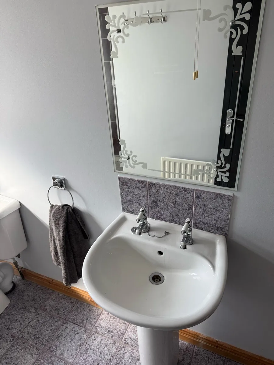 Bathroom suite - Image 2