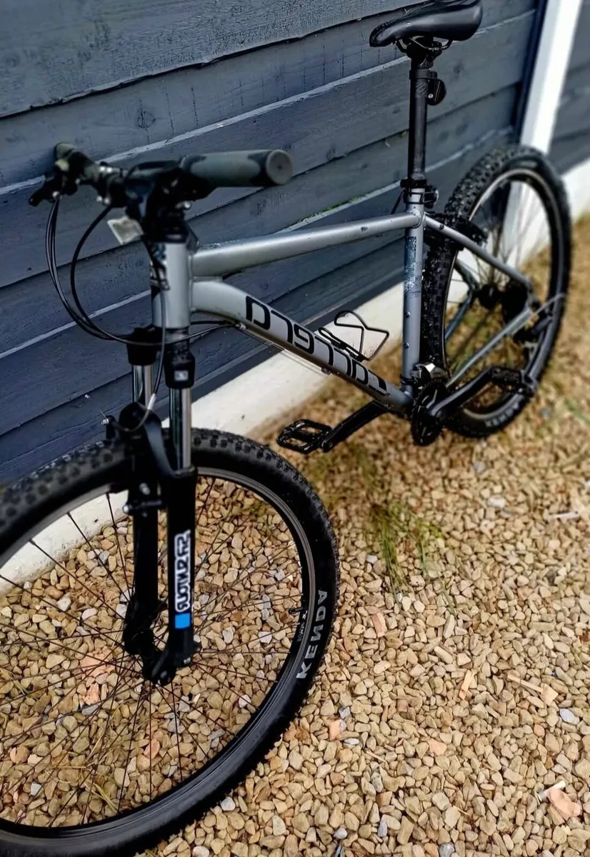 Adults Carrera Valour mountain bike-18" frame(medi - Image 1
