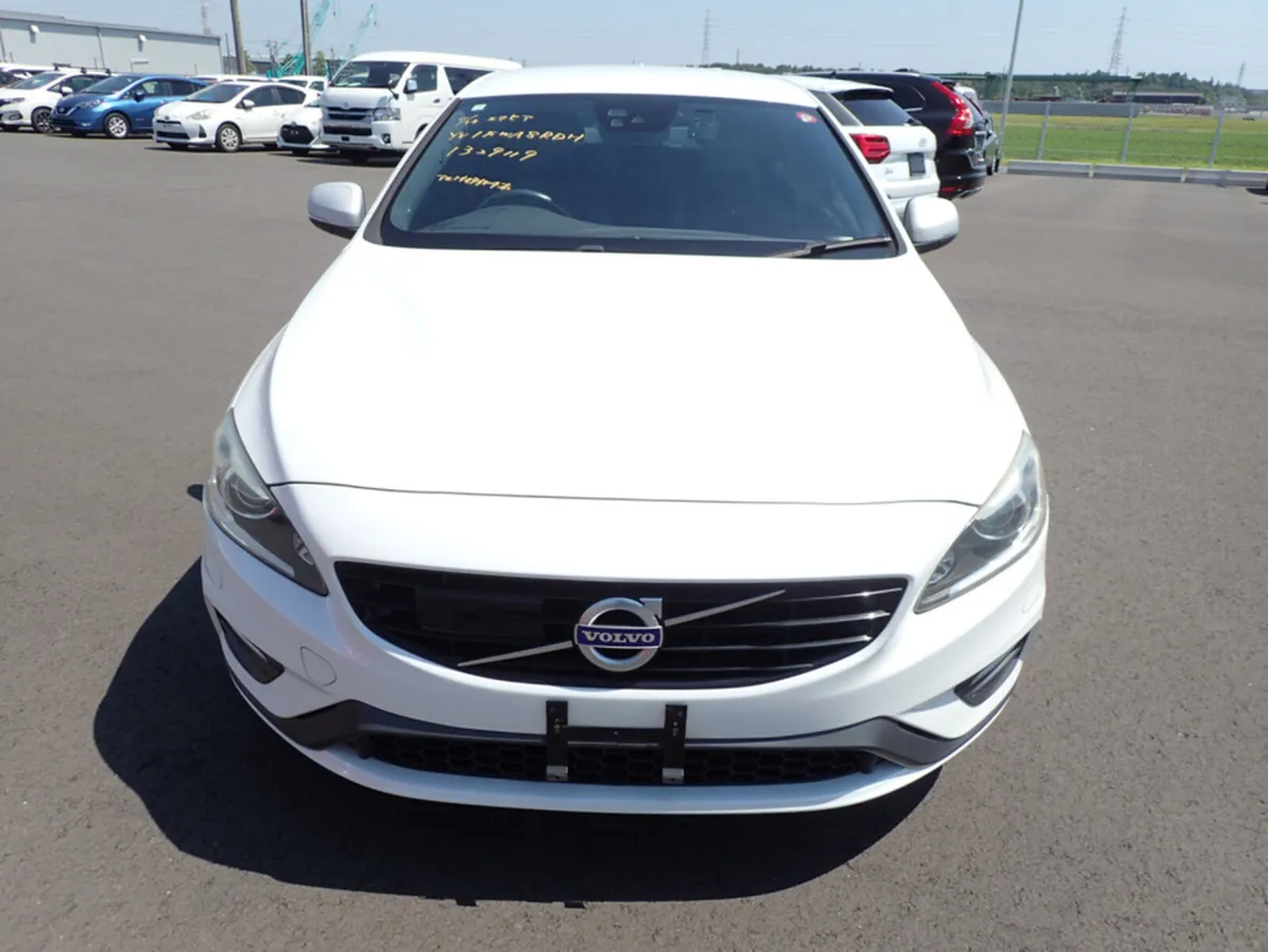 Volvo V60 2.0 D4 R-DESIGN DIESEL AUTO // FULL LEAT - Image 2