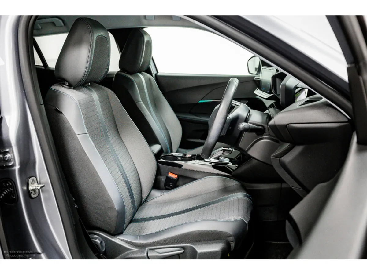 Peugeot 2008 E-Allure 50kWh Auto 136HP - Image 3