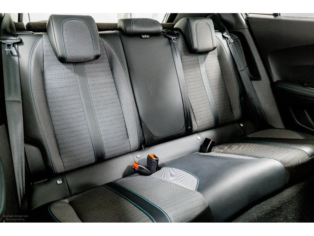 Peugeot 2008 E-Allure 50kWh Auto 136HP - Image 4