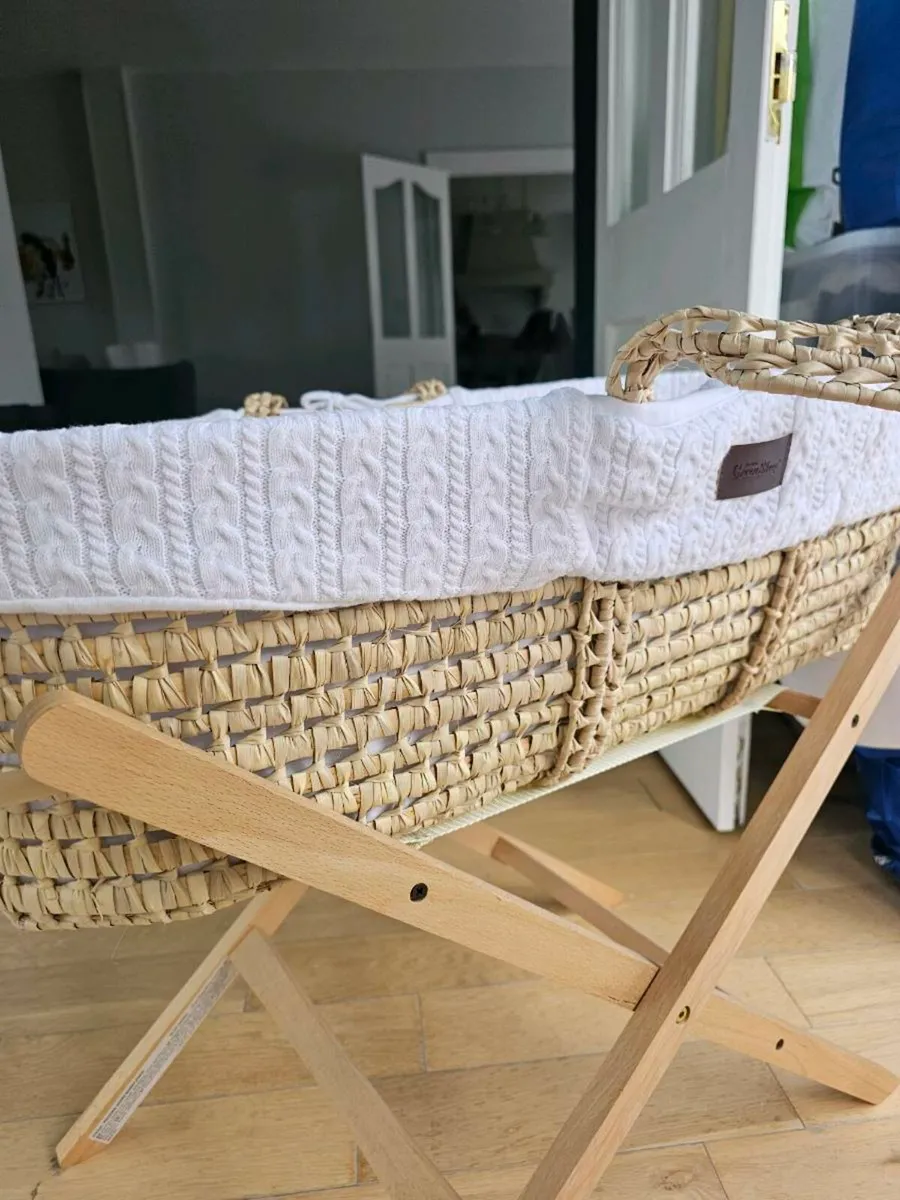 Moses basket and foldable stand - Image 3