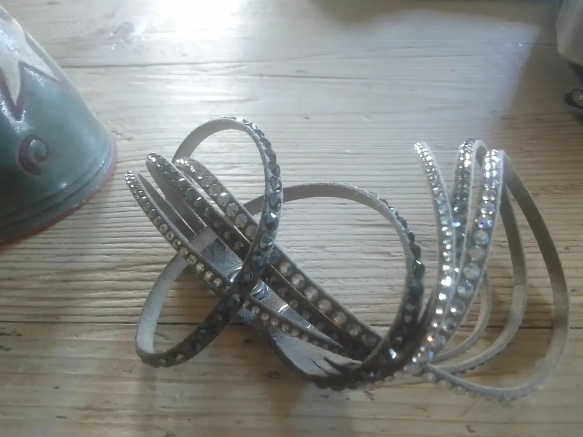 SWAROVSKI CRYSTAL 8 ROW  GREY SU.EDE BRACELET 7.5 - Image 3