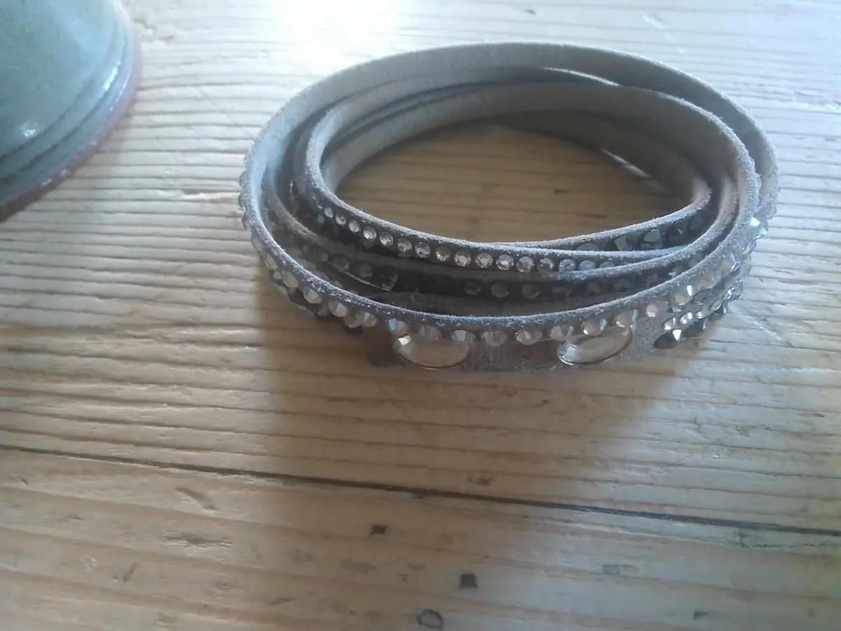 SWAROVSKI CRYSTAL 8 ROW  GREY SU.EDE BRACELET 7.5 - Image 4