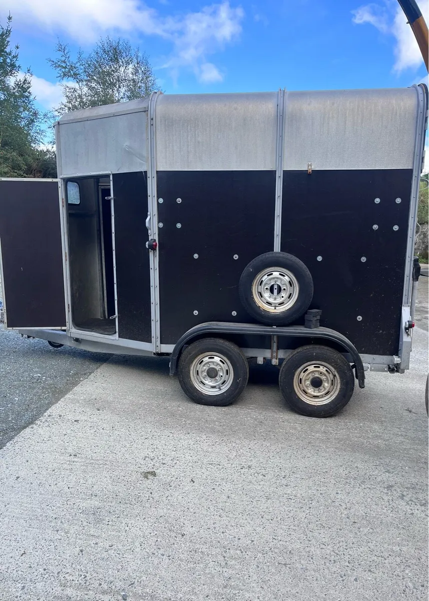 Horse box - Image 1