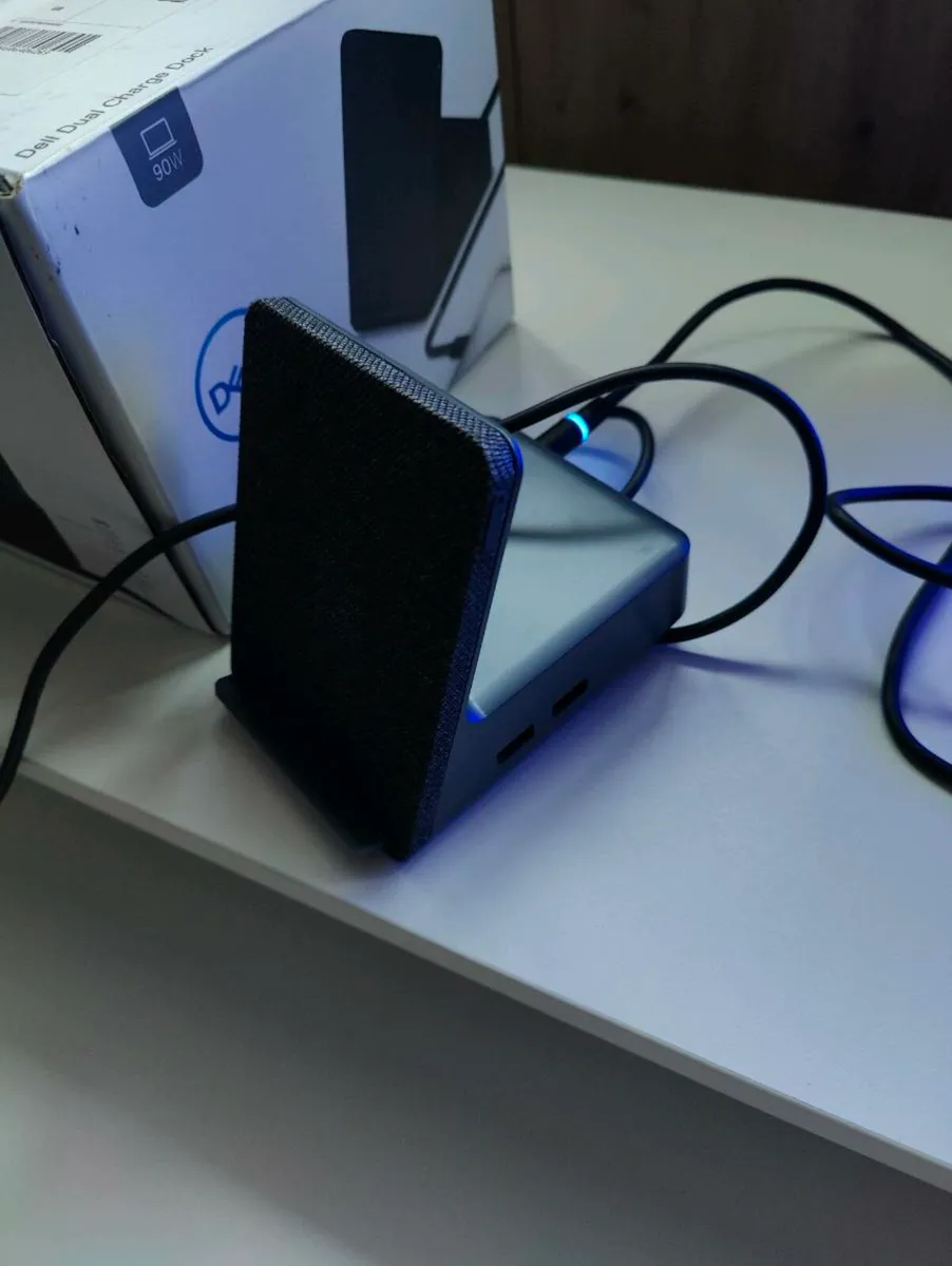 Dell Hd22 Docking station and Benq monitor - Image 2