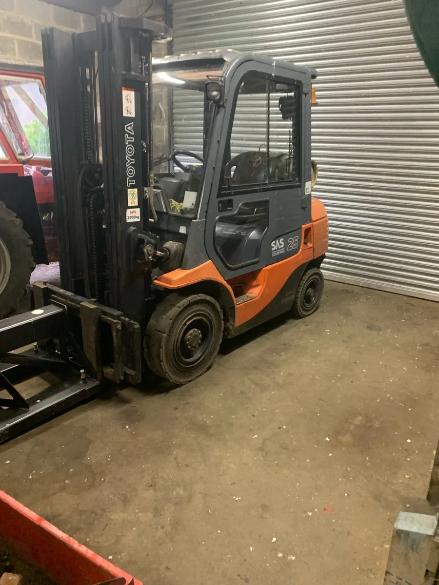 Toyota forklift. - Image 1