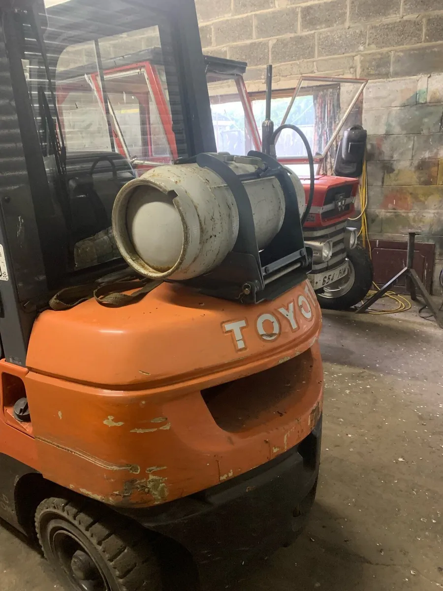 Toyota forklift. - Image 2