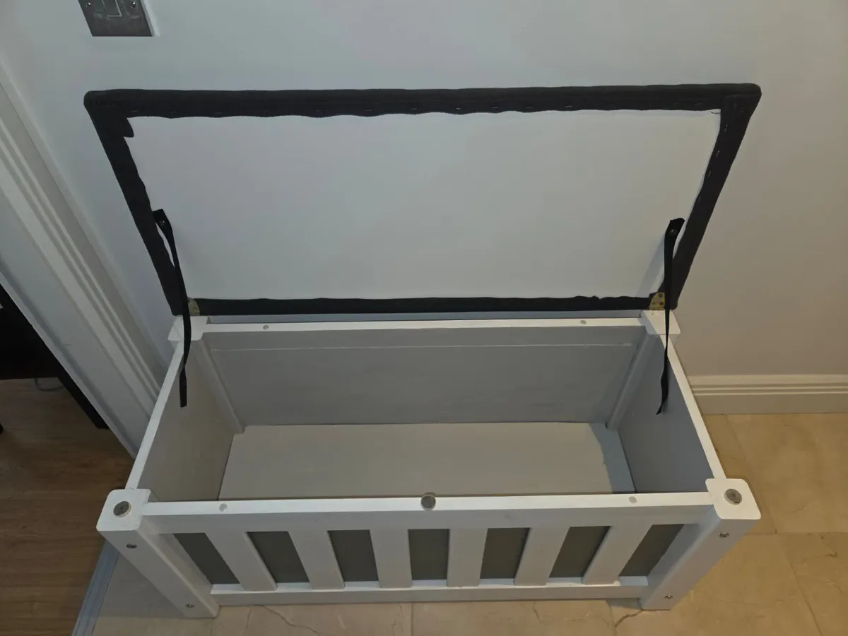 Storage box with seat - Image 3