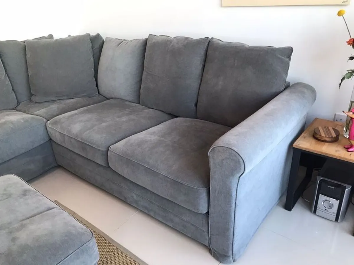 5 seater corner sofa & footstool - Image 4