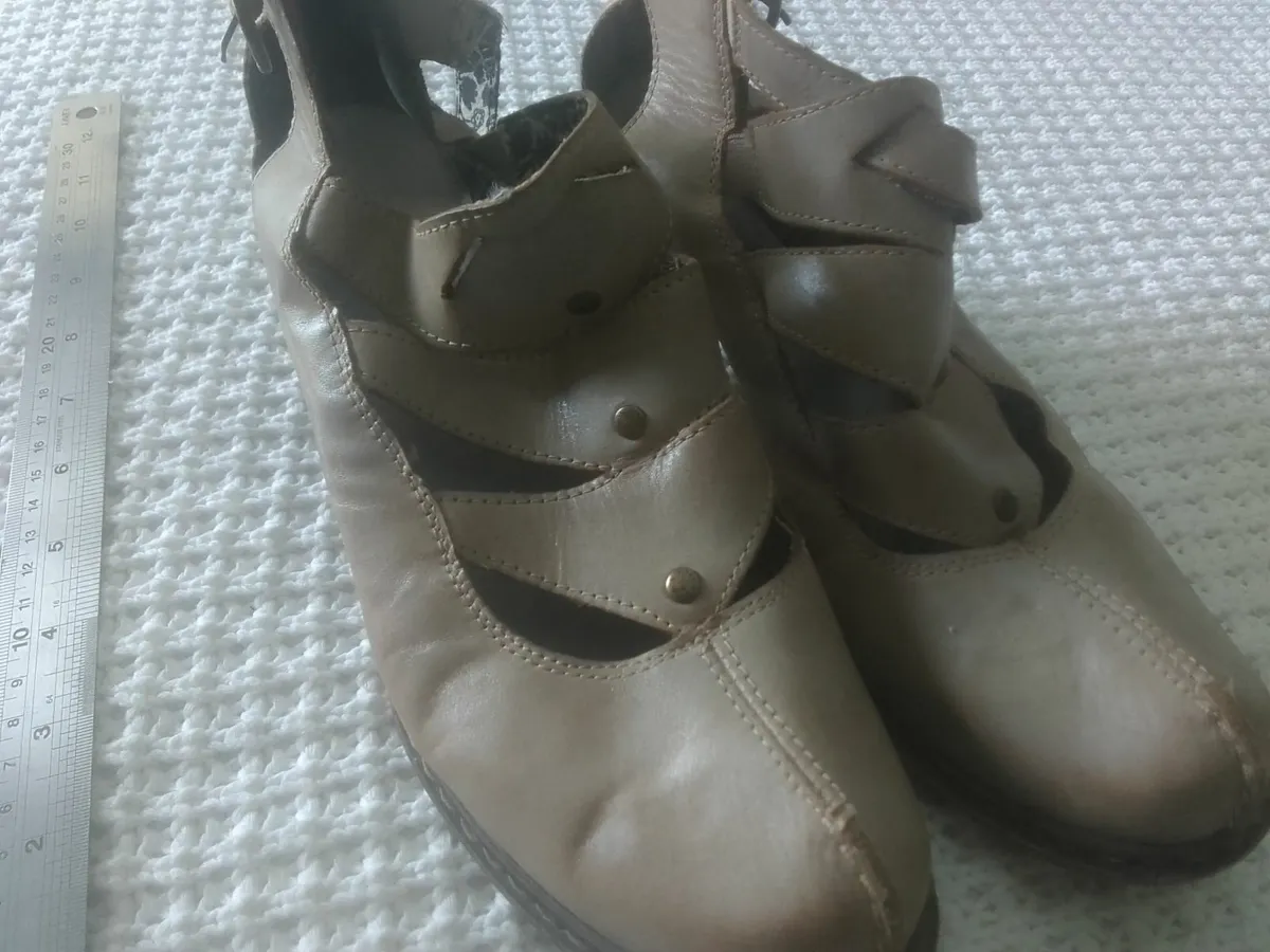 RIEKER  VINTAGE TAUPE LEATHER STRAPPY SHOES SIZE 6 - Image 1
