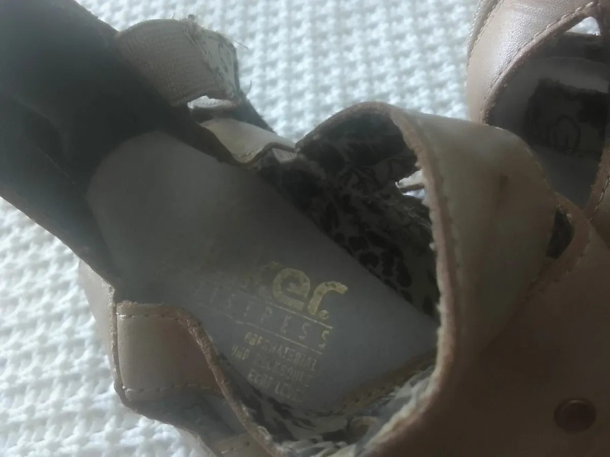 RIEKER  VINTAGE TAUPE LEATHER STRAPPY SHOES SIZE 6 - Image 2