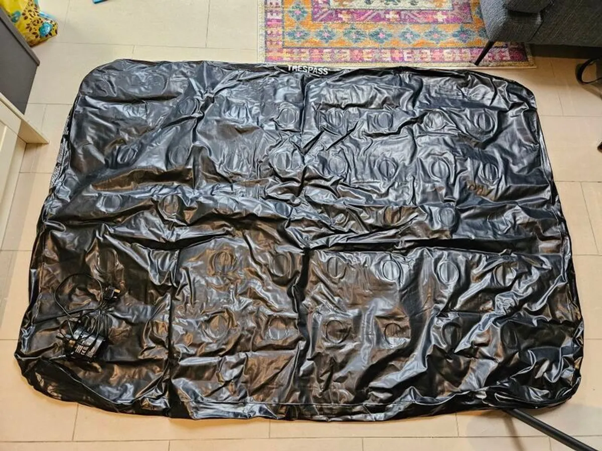 Trespass Double Air Mattress and pump - Image 3