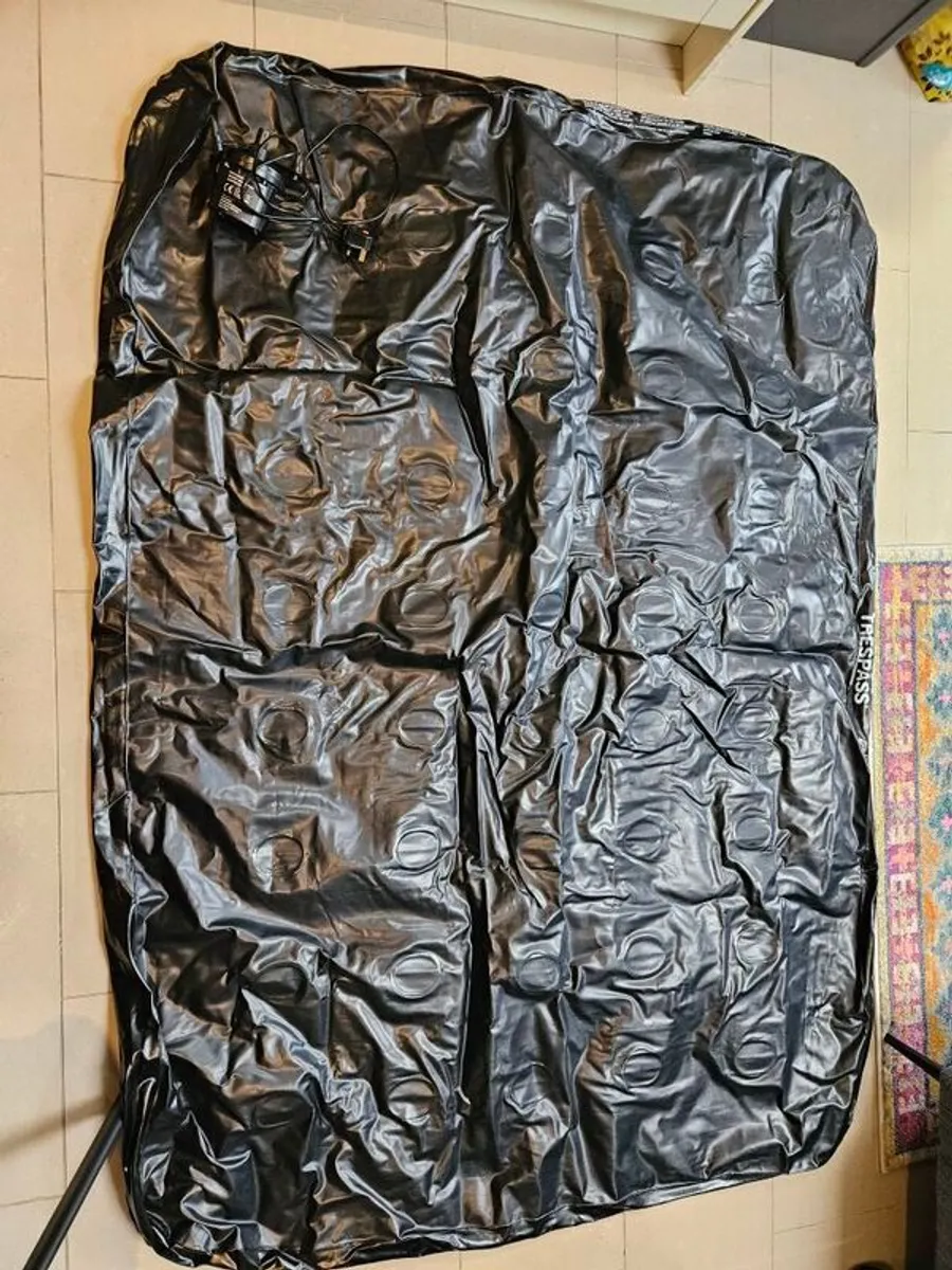 Trespass Double Air Mattress and pump - Image 4