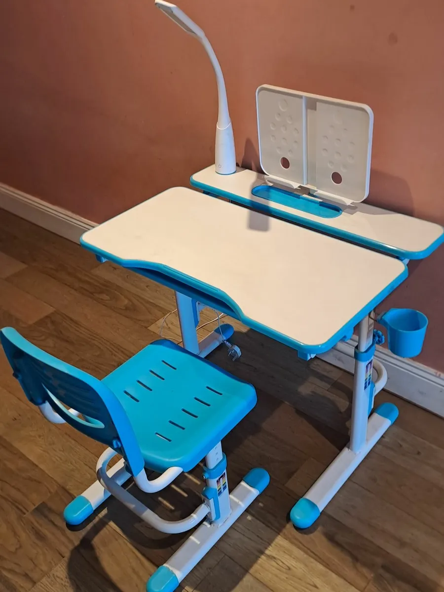 Children desk & chair - Image 1