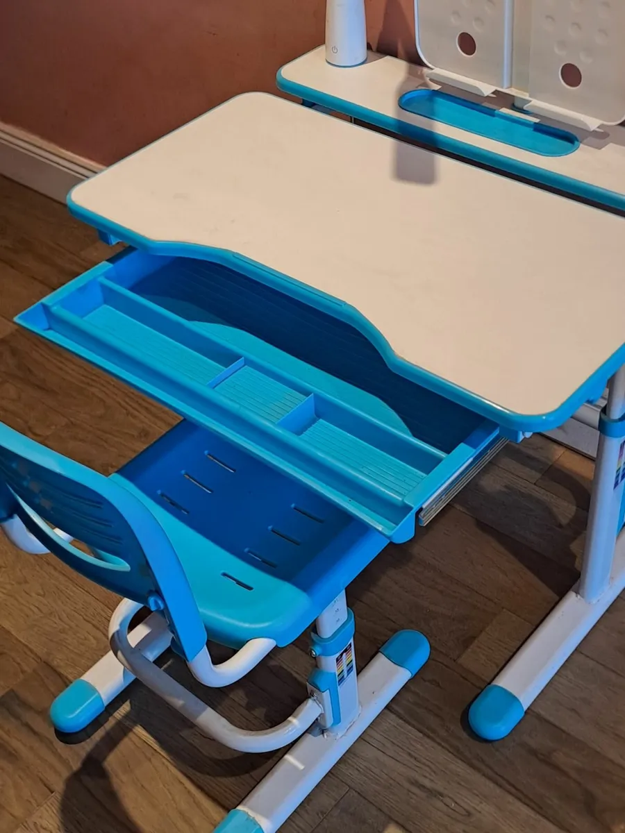 Children desk & chair - Image 2