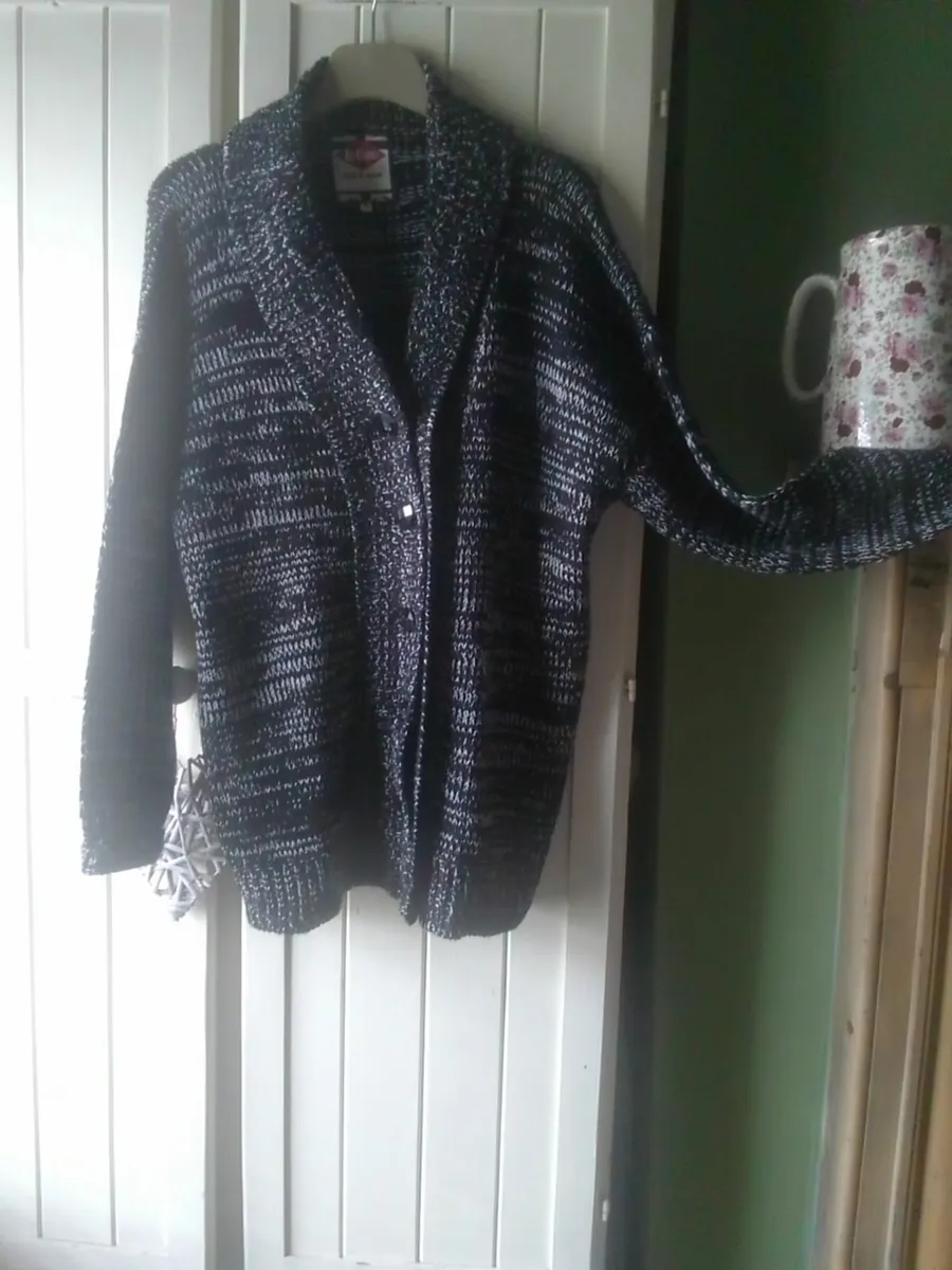 LEE COOPER VINTAGE BLACK & WHITE CARDIGAN SIZE 18 - Image 4