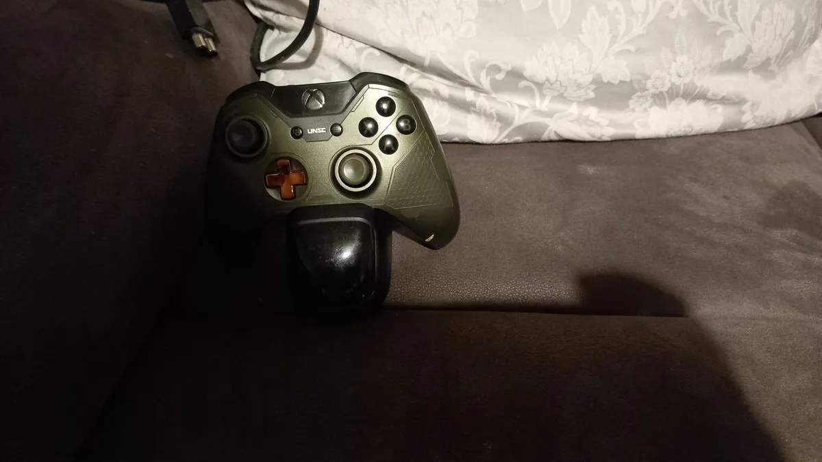 Xbox one + 4 game's - Image 2