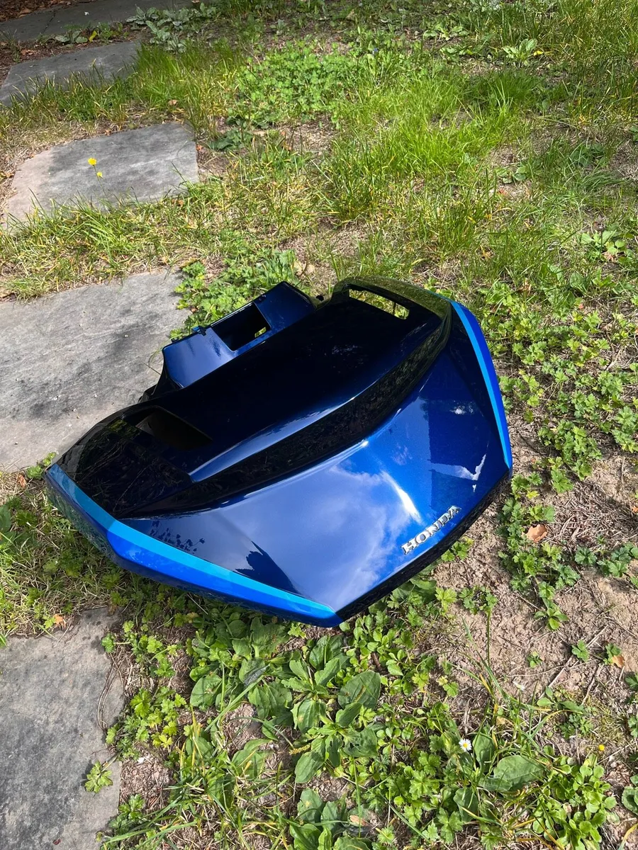 GL 1800 trunk *like new* - Image 1