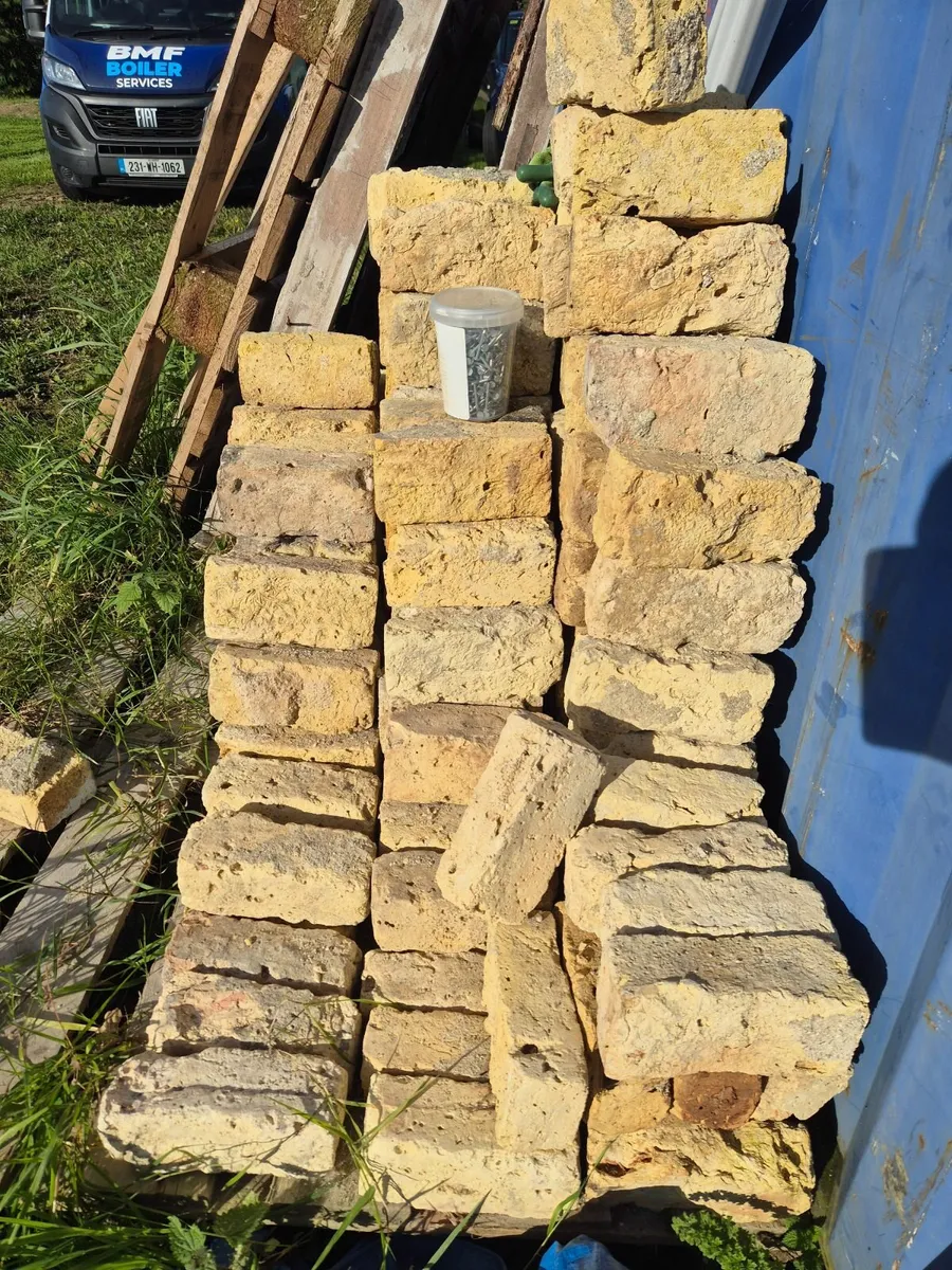 Yellow bricks - Image 1