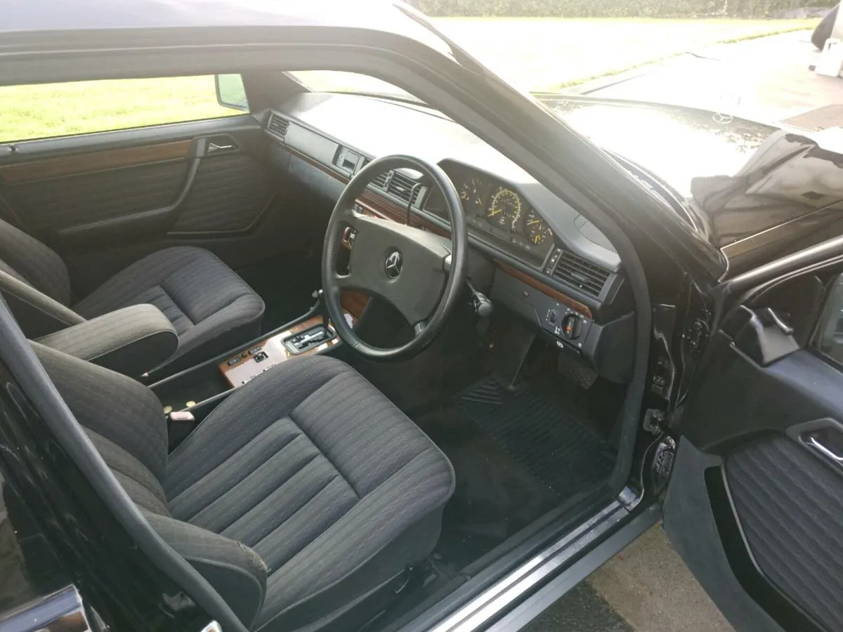 Mercedes Benz 260e - Image 2
