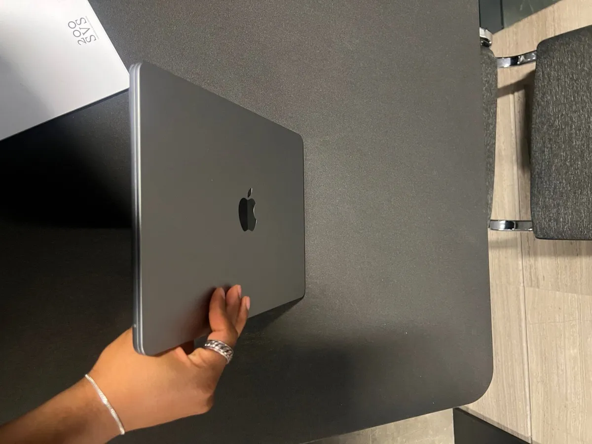 MacBook Air M3 13” (256GB, 8GB RAM) + AirPods Pro - Image 3