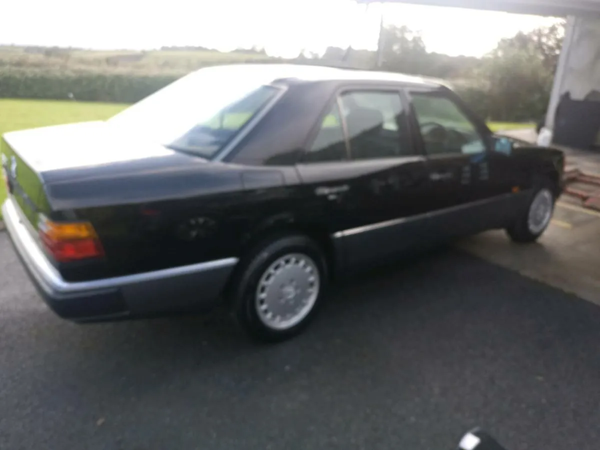 Mercedes Benz 260e - Image 4