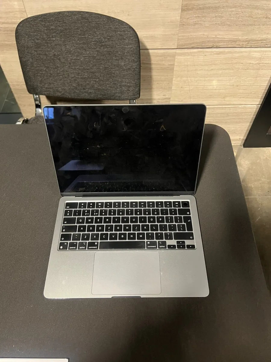 MacBook Air M3 13” (256GB, 8GB RAM) + AirPods Pro - Image 1