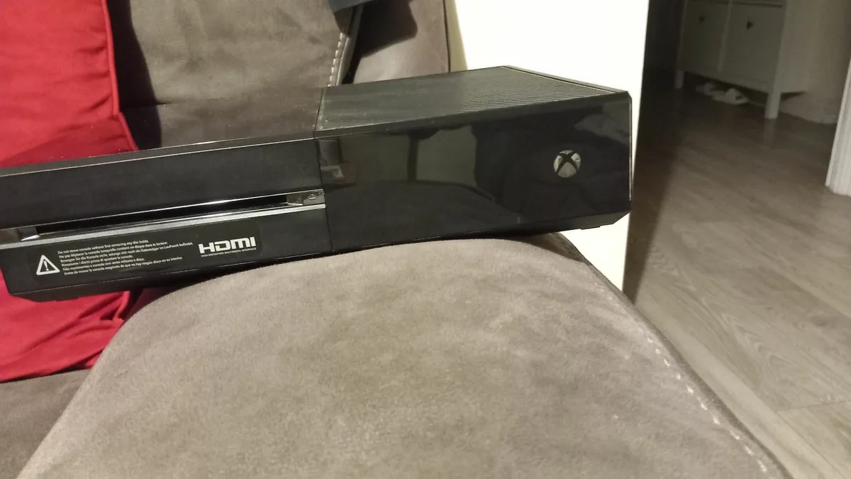 Xbox one + 4 game's - Image 3