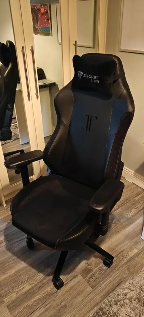 Secret Lab Titan 2020 gaming chair - Image 2