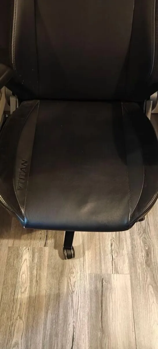 Secret Lab Titan 2020 gaming chair - Image 4