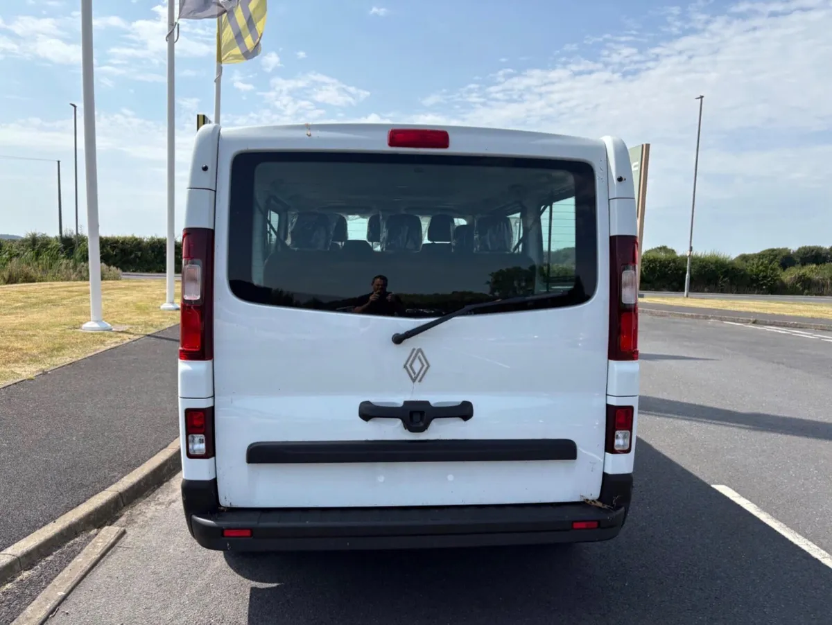 2022 (222) RENAULT TRAFIC LWB 9 SEATER 2.0 150BHP - Image 4
