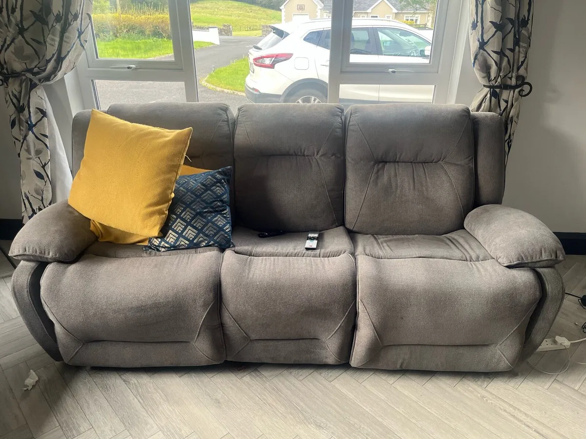 Matching 3 seater & 2 seater couch - Image 1