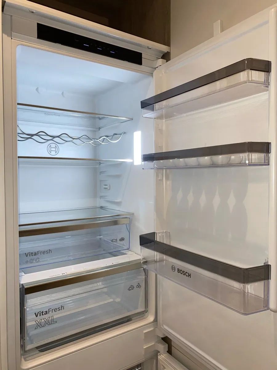 Bosch Built-in Fridge Freezer KIN86VSE0G -Like New - Image 2
