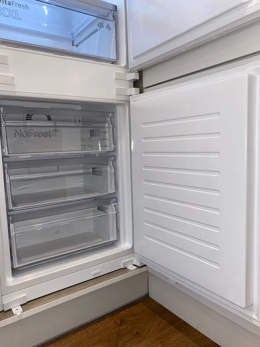Bosch Built-in Fridge Freezer KIN86VSE0G -Like New - Image 3