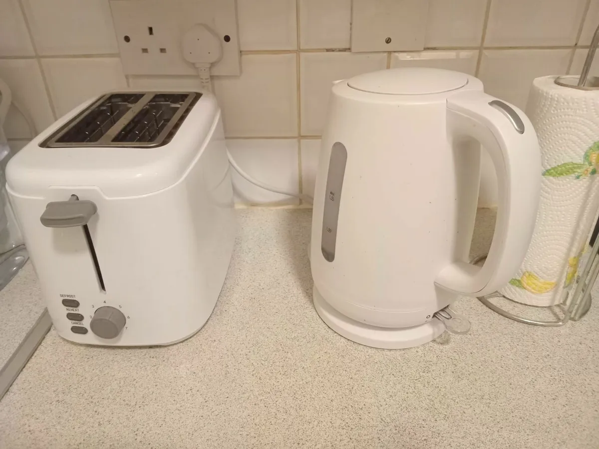 Kettle + Toaster Combo – Great Condition