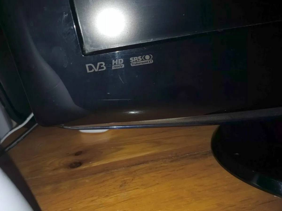 Samsung TV + Apple TV Combo – Great Condition - Image 2